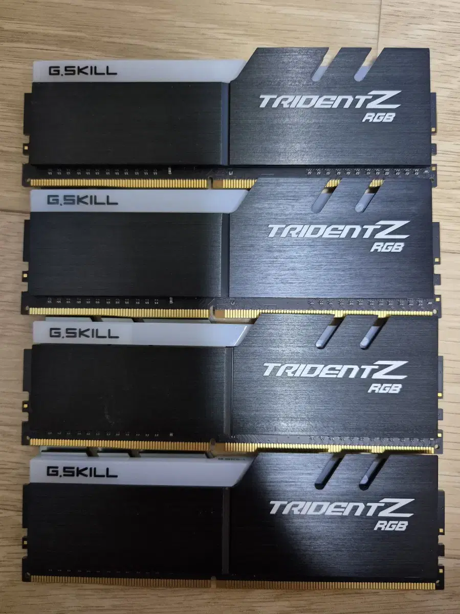 지스킬 트라이던트z rgb ddr4 3200 8x4 32g 팝니다