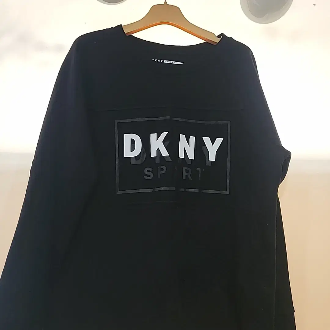 DKNY 여성 맨투맨