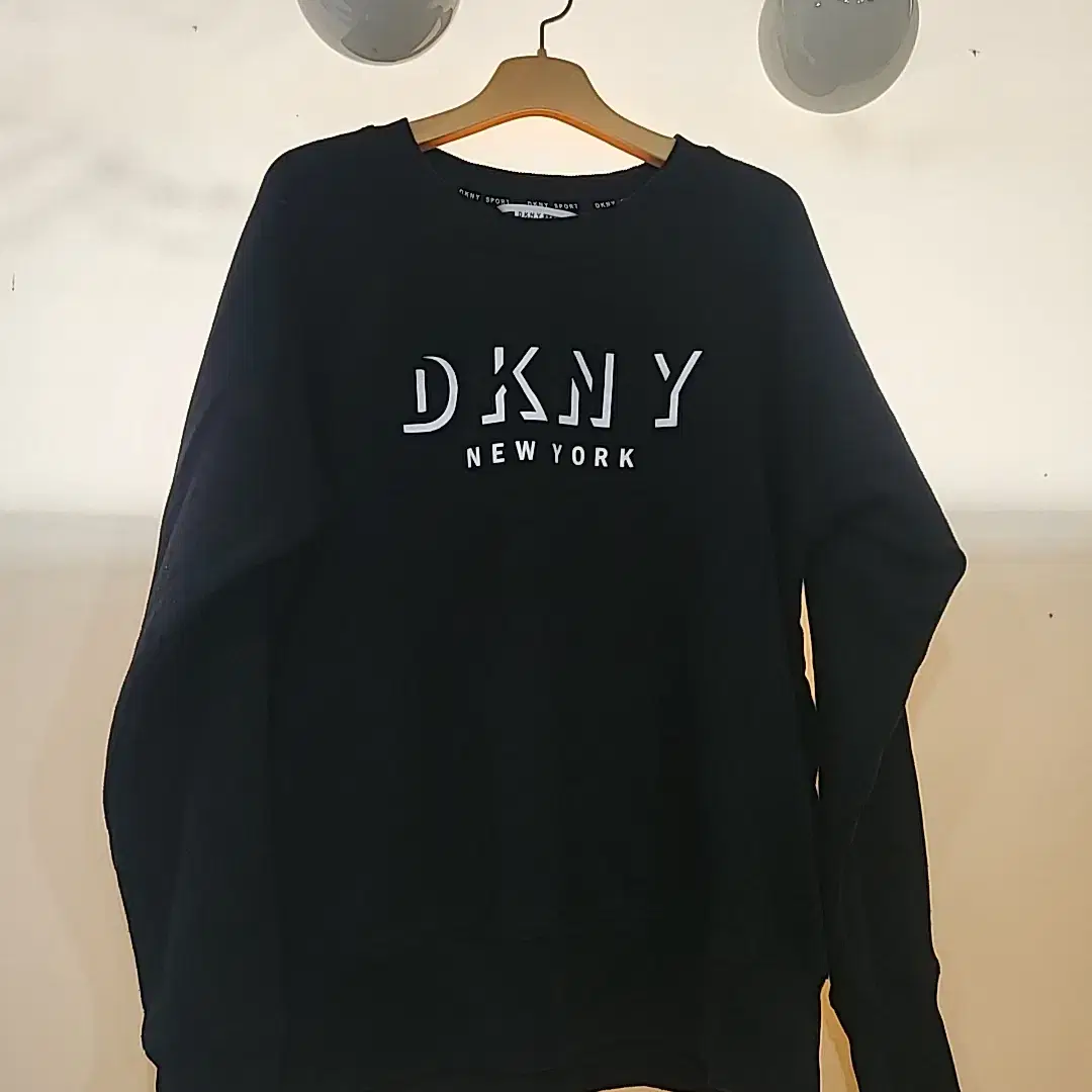 DKNY 여성 맨투맨