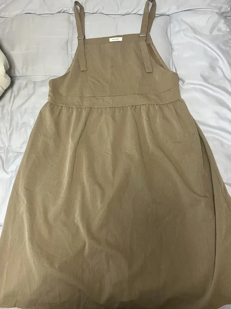 Selling a skirt with suspenders