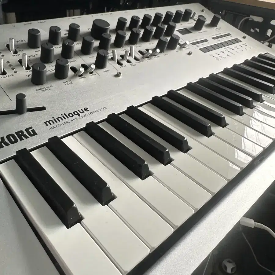 KORG MINILOGUE 미니로그