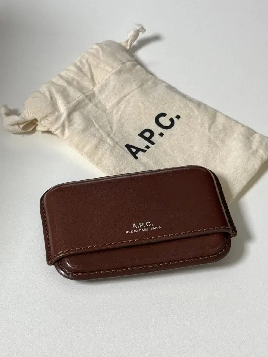 [A.P.C.]아페쎄 마그나 카르타 카드 홀더 넛 브라운 카드지갑