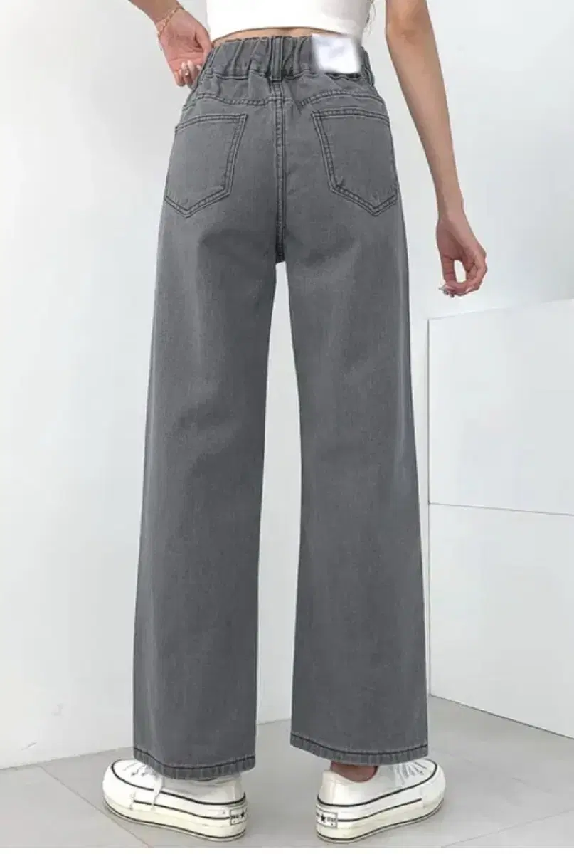 Wide high-waisted denim pants with back banding