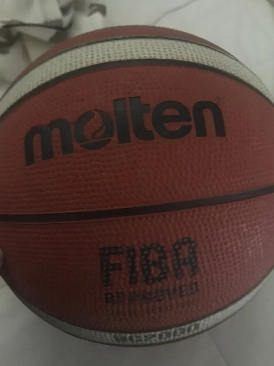 Molten BG2000 basketball