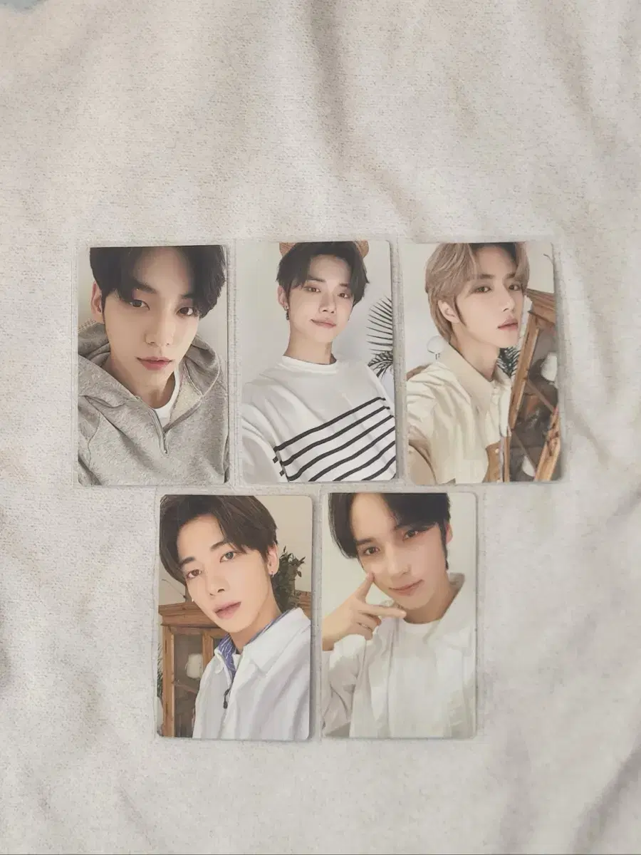 Quick sale) txt 2023 seasons greetings Home version photocard bulk WTS