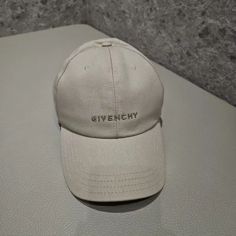 GIVENCHY 지방시 레터링 로고 베이지 볼캡