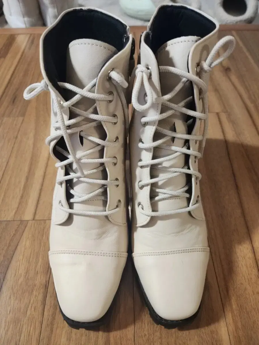 (Almost new) Cowhide Ivory Ankle Boots