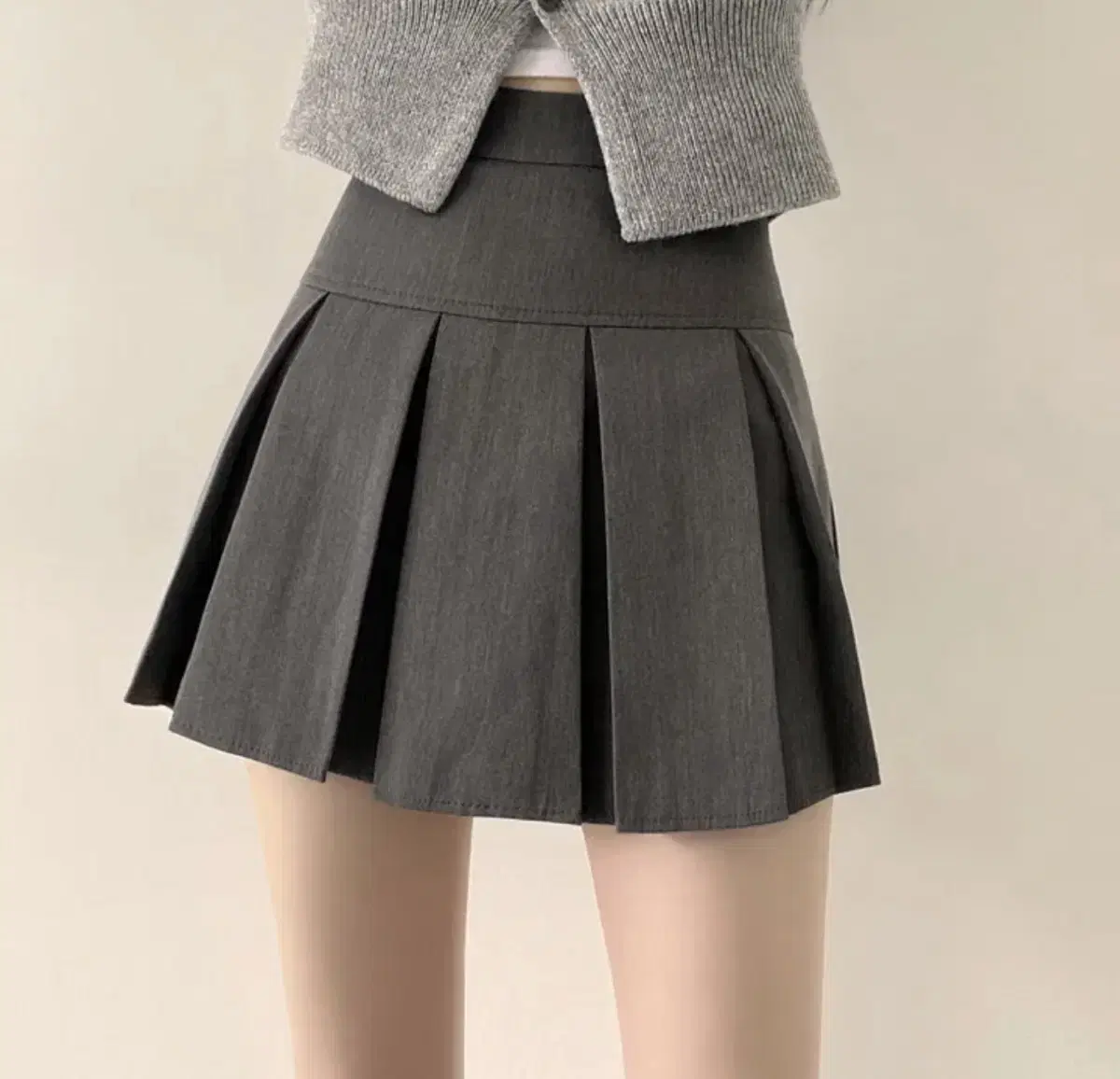 High-waisted pleated miniskirt with a narrow waist