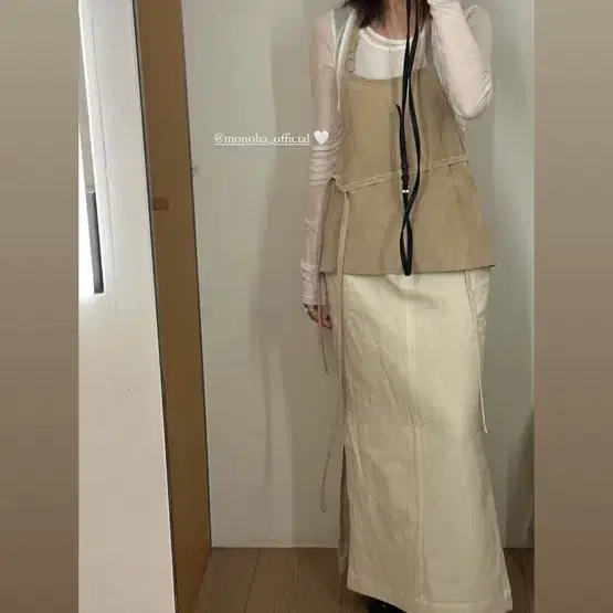 모노하 스웨이드 에이프런 Suede apron top 라이트베이지