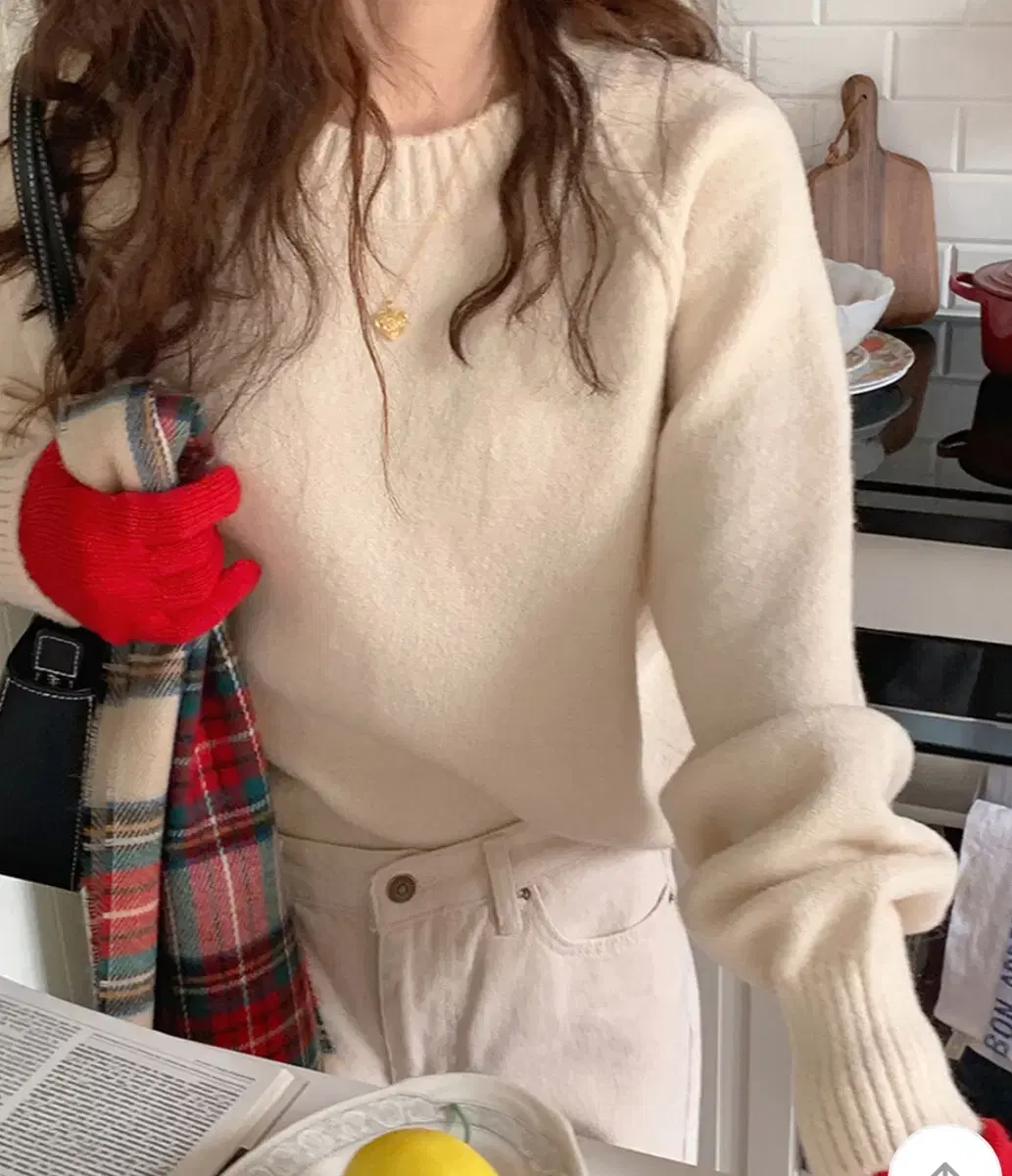 Loose-fitting knit with a round neck (ivory)