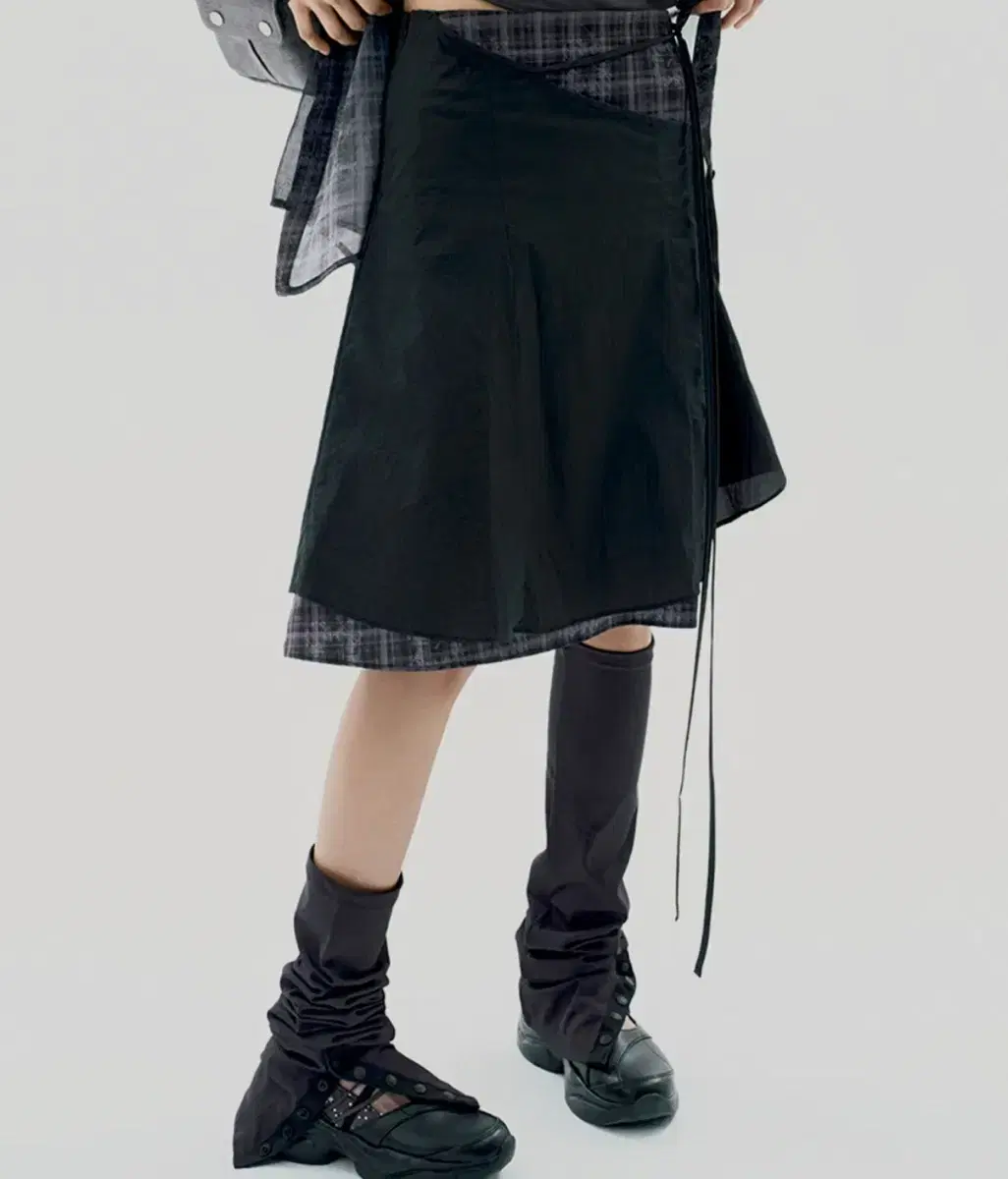 오호스 ojos Layered Strap Flare Skirt