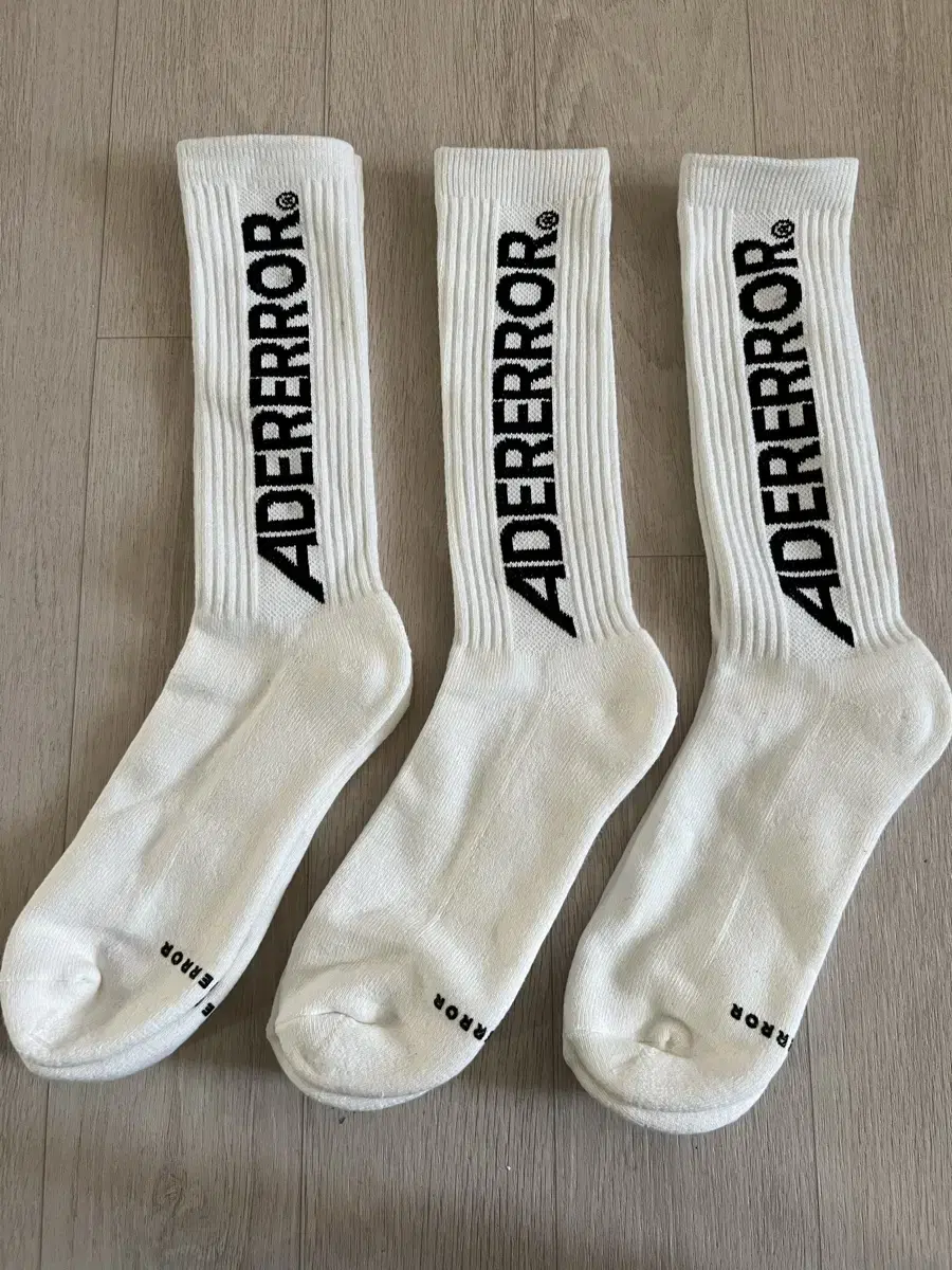 아더에러 Standic logo socks White