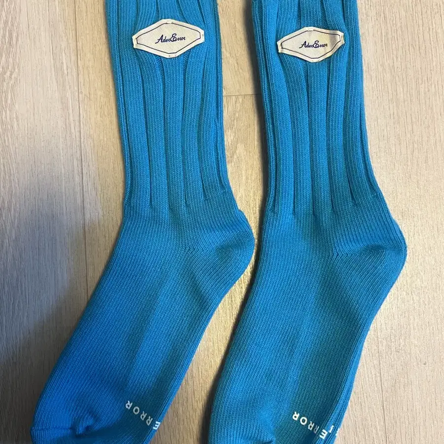 아더에러 Fluic label socks Light Blue