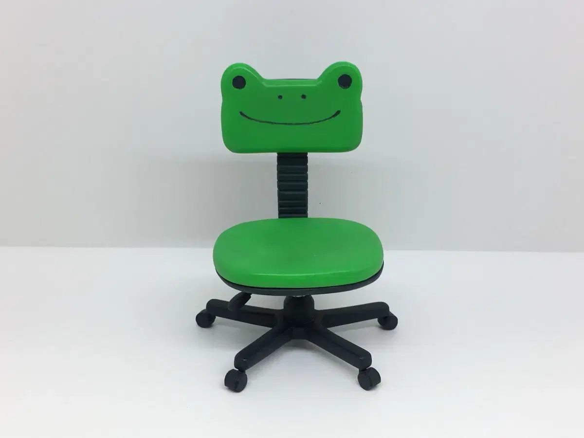 1/10 scale miniature frog-shaped chair figure