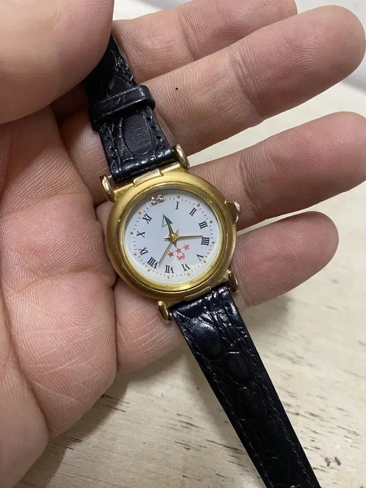 Medium-grade rank watch with a three-star rating/ YO316