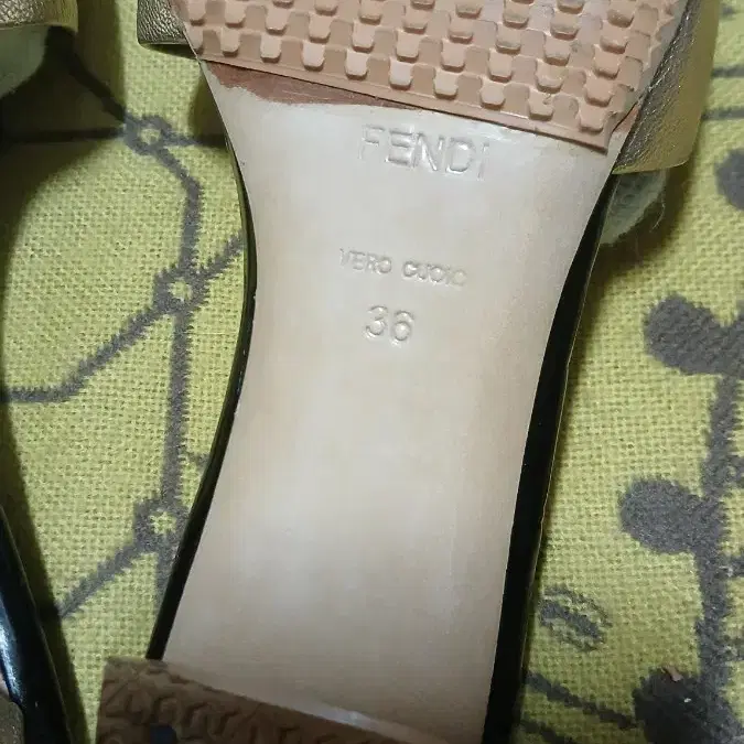 펜디(FENDI)여성 슬리퍼 36(235mm)정품