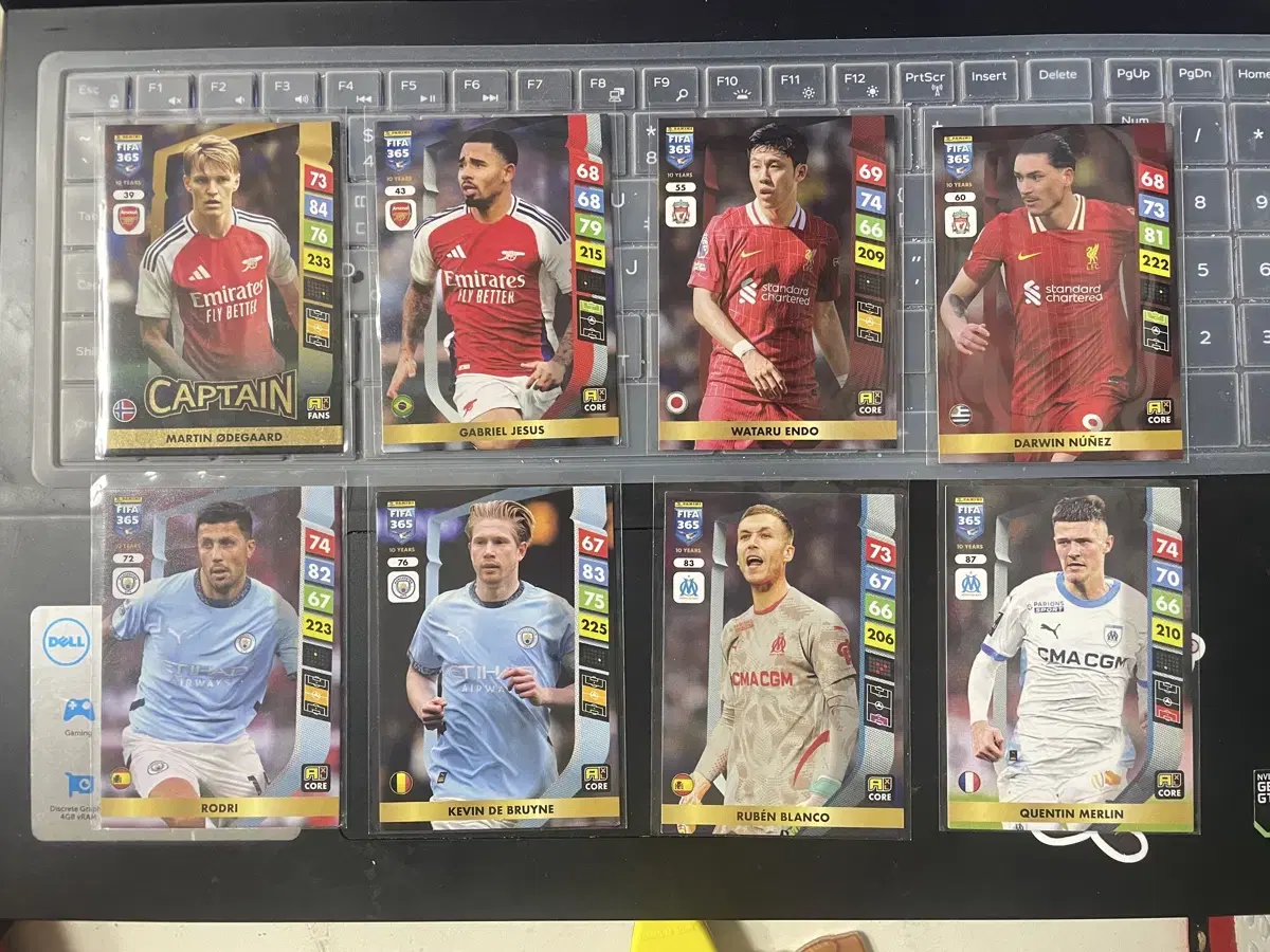 Panini 2025 FIFA 365 Adrenaline XL kard (Manchester City, Arsenal, etc.)