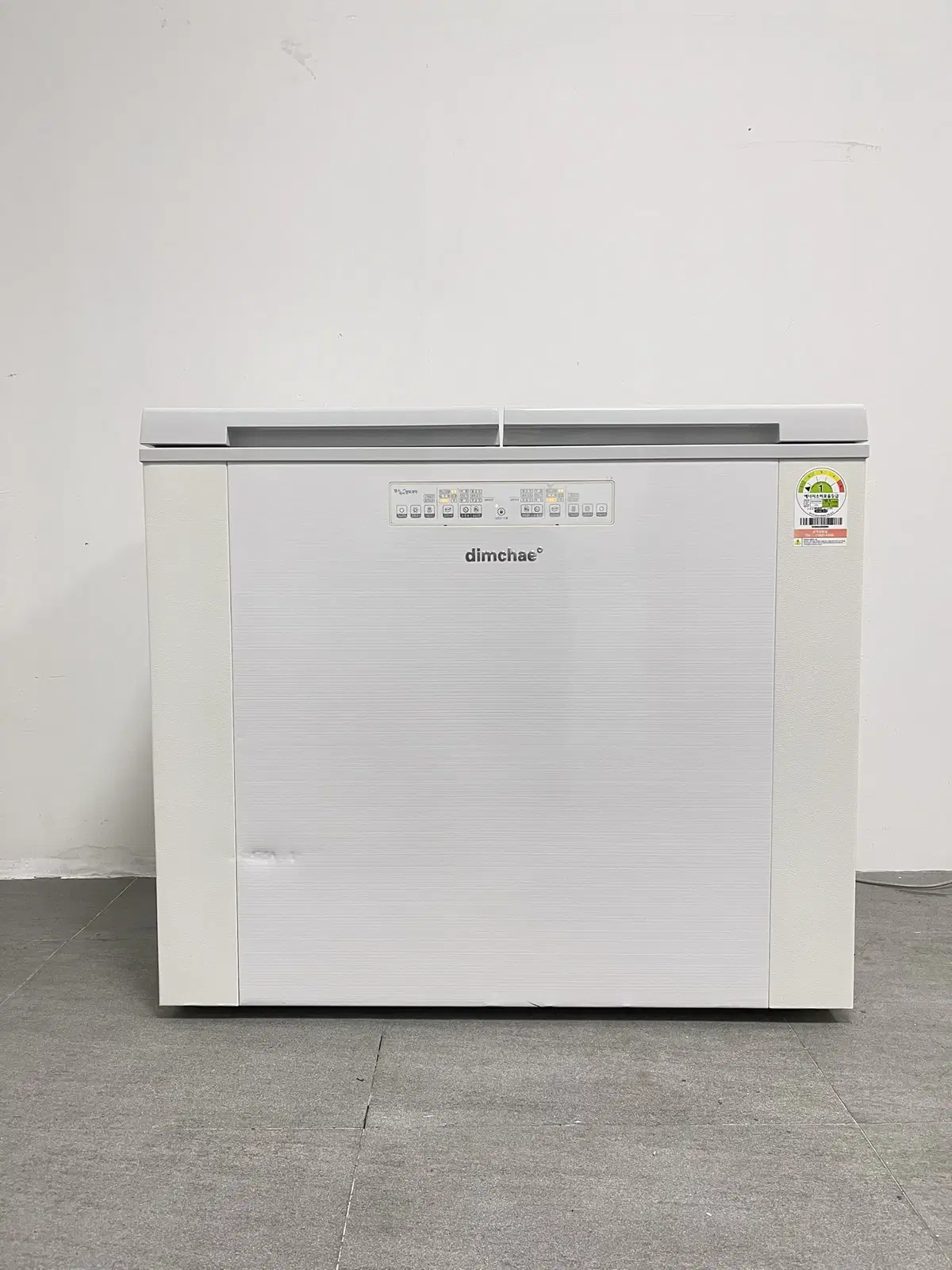 Item No. 631 Dimchae 221-liter used kimchi refrigerator, lid type, in good condition, works well