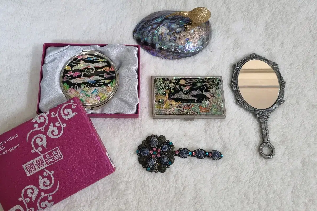 Accessories Mother-of-pearl mirrors Bronze pins, etc.