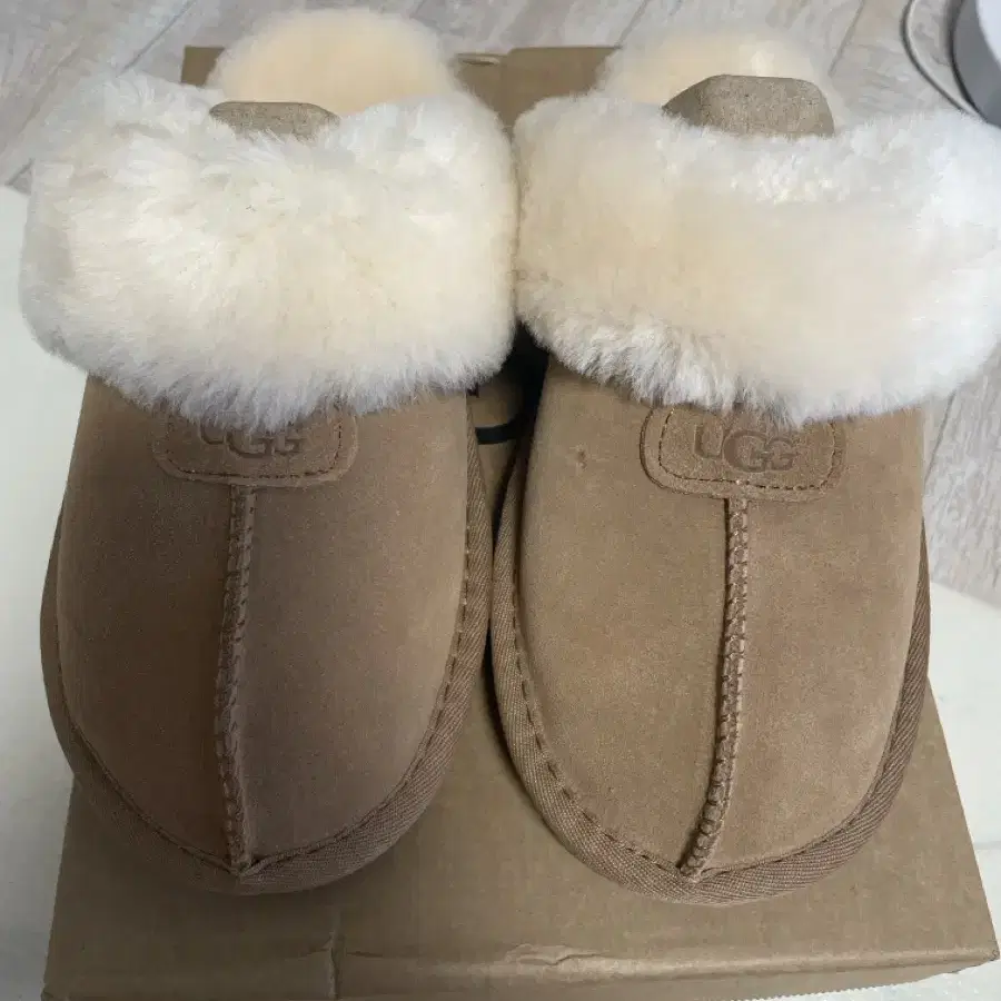 UGG 슬리퍼