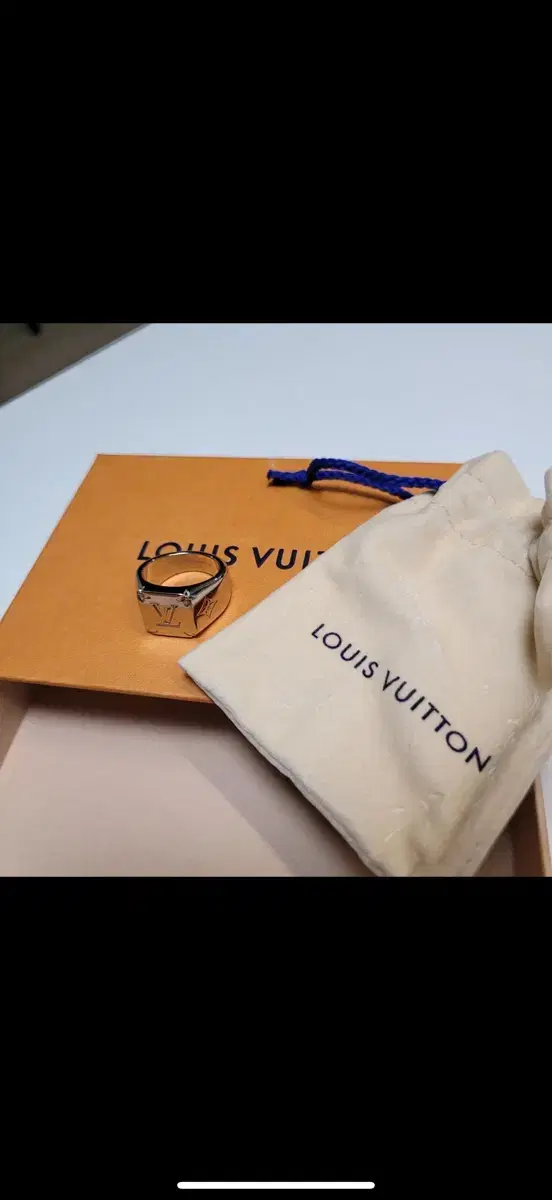 We are selling Louis Vuitton Monogram Seasons Greetings Vahn Rings