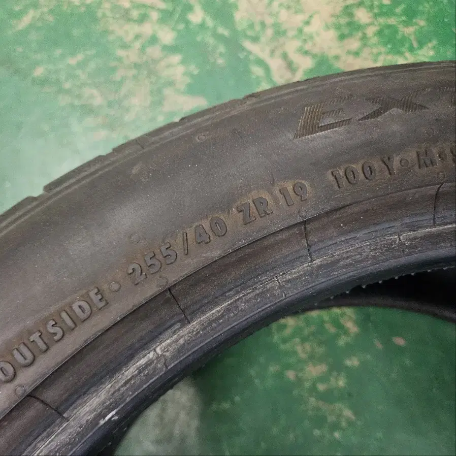 중고타이어 콘티넨탈 255/40R19 & 2554019 1개 팝니다.