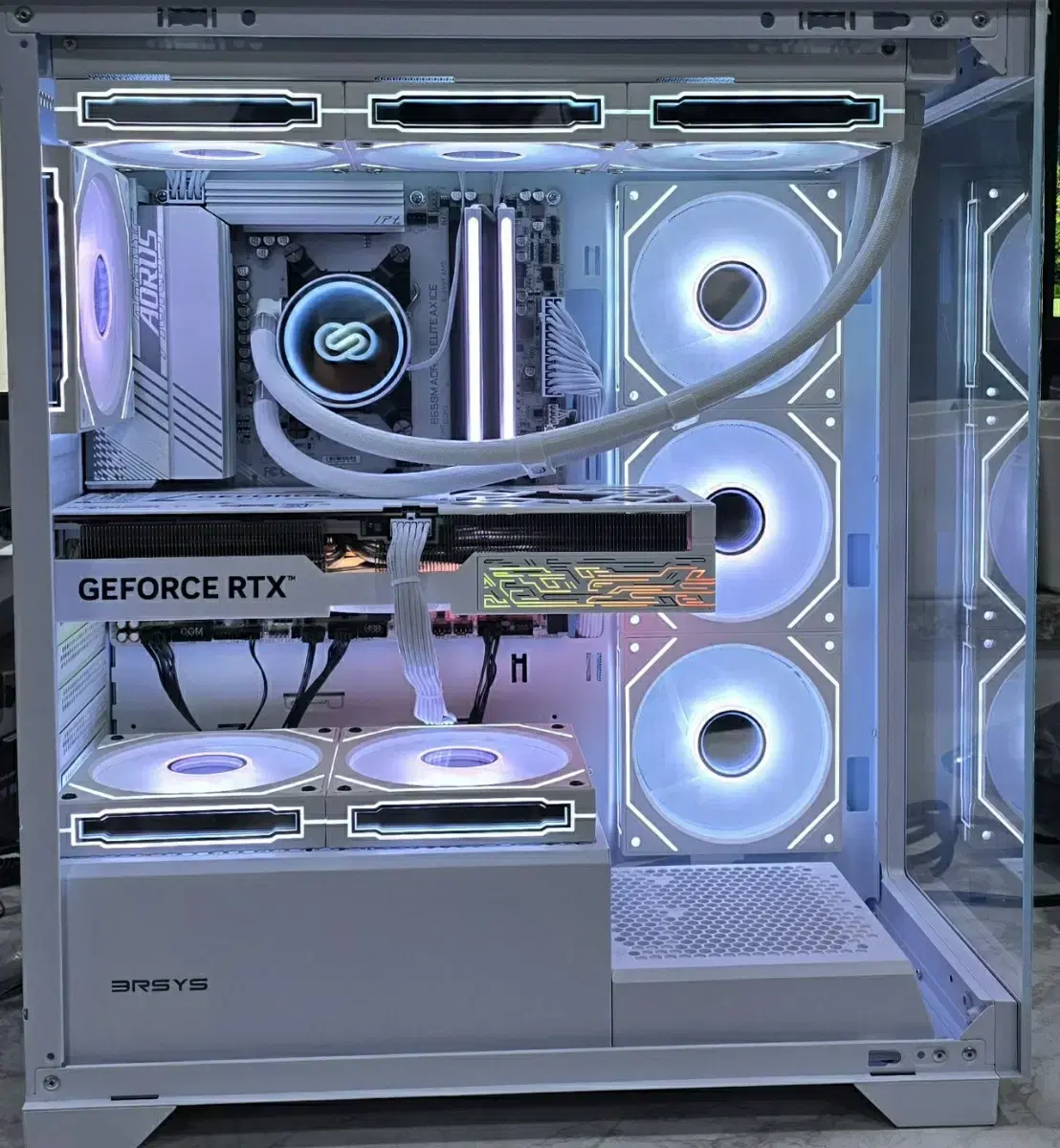 7800X3d, 5070ti 올화이트 튜닝 PC팝니다.