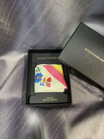 새상품 스트라스베리 실크 스카프