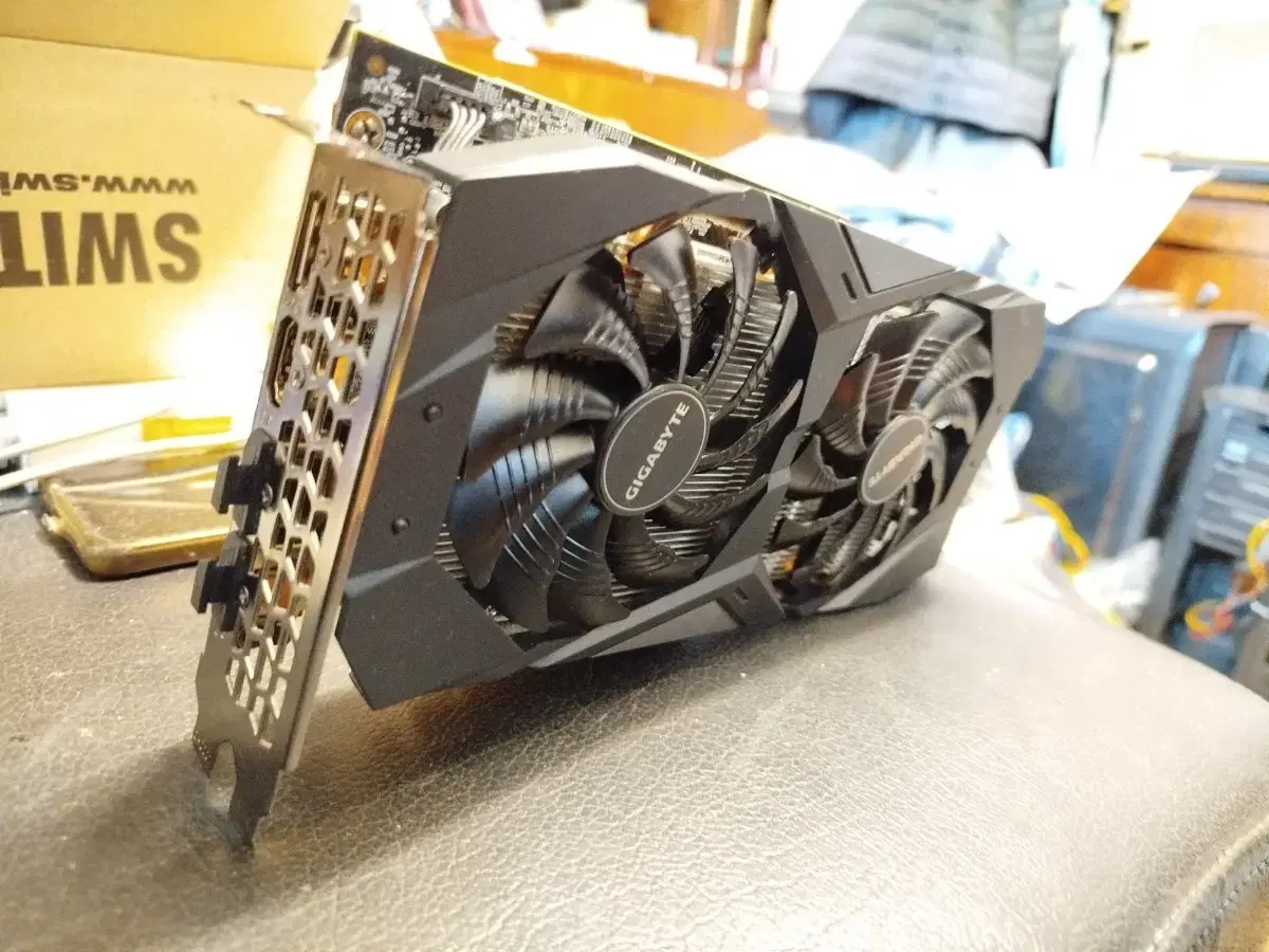 Gigabyte GTX 1660S 6GB Condition: Excellent, No cracks, No scratches