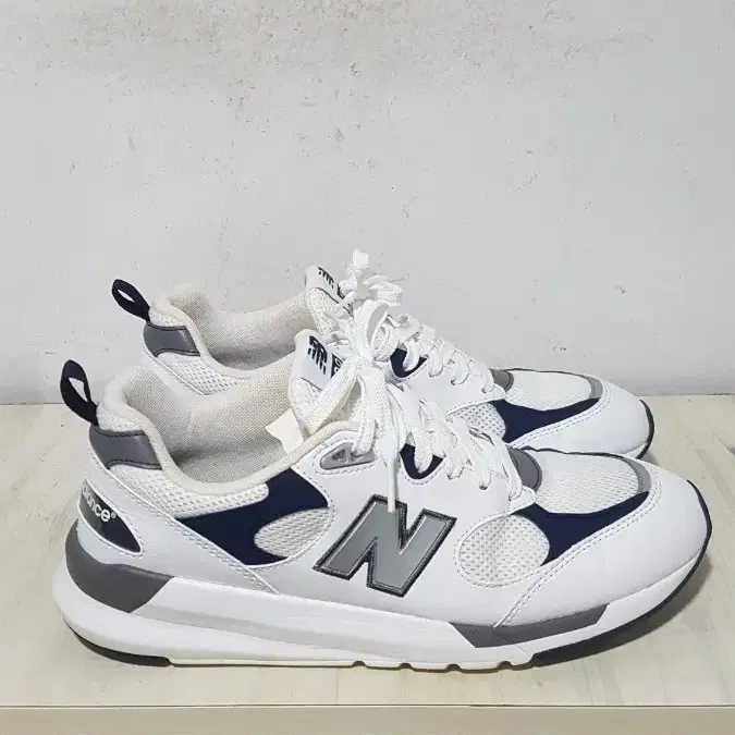 택포 265~270 A급 NEW BALANCE 정품 초경량 쿠션 스니커즈