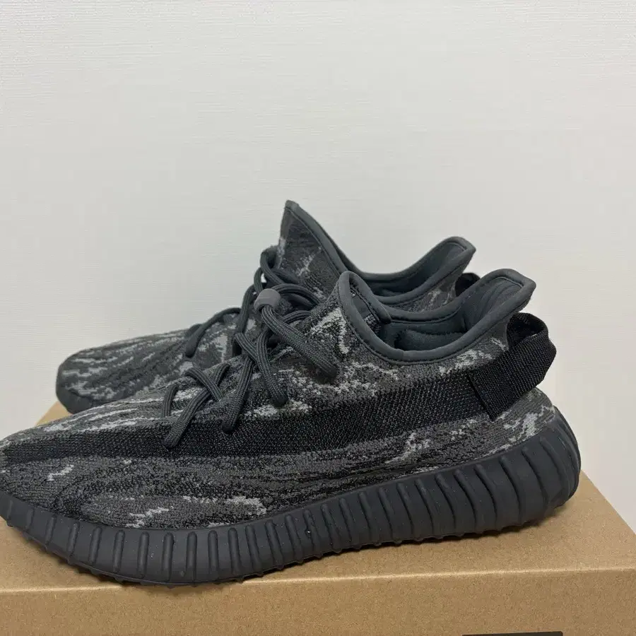 이지부스트 350 v2 MX Dark Salt 275