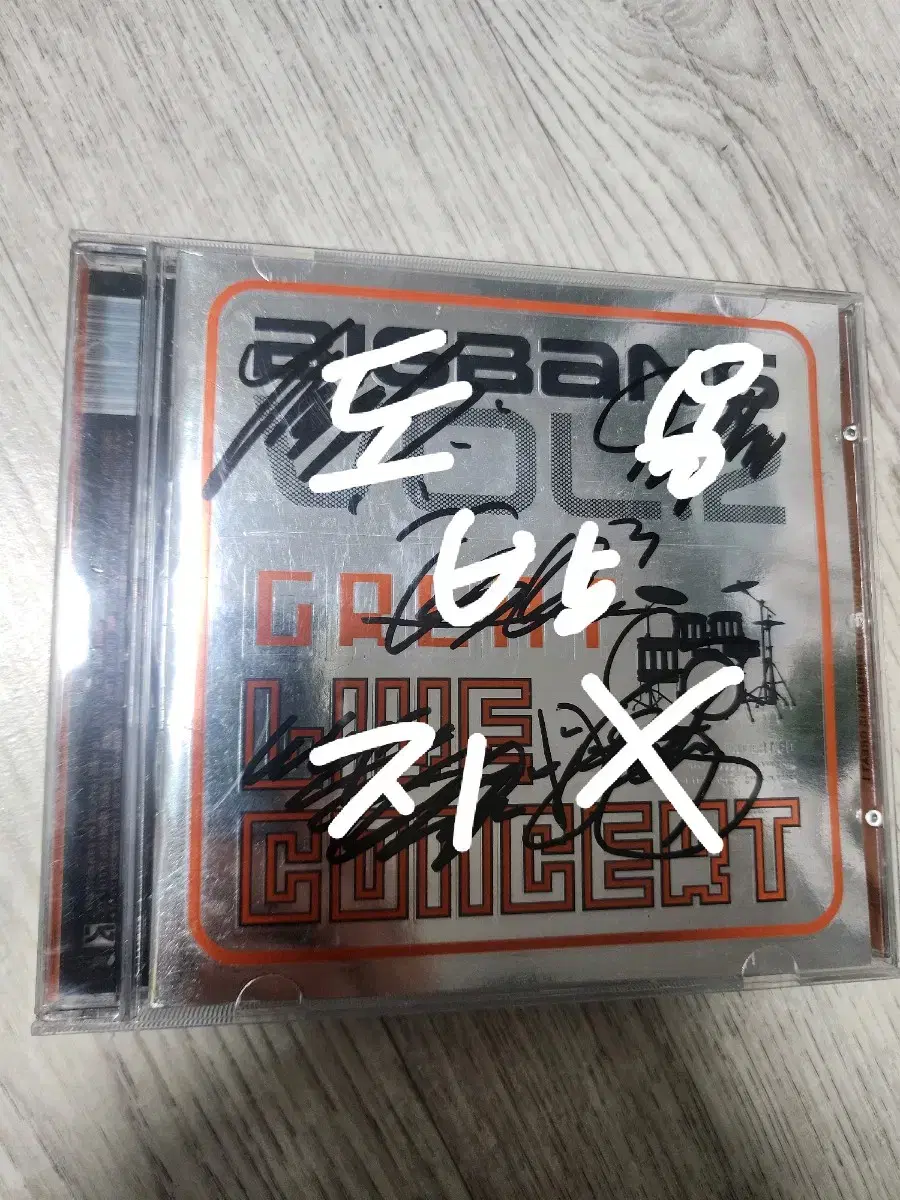Signing album for Big Bang's live concert