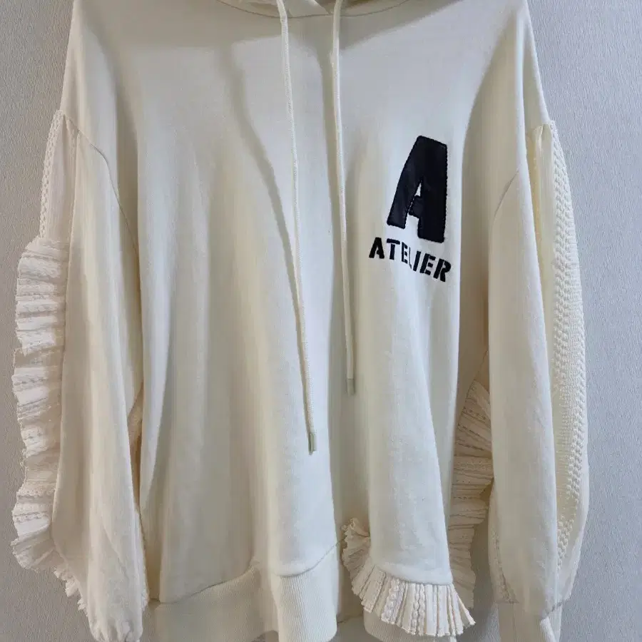 럭키슈에뜨 [Atelier] Lace Point Hood T-shirt