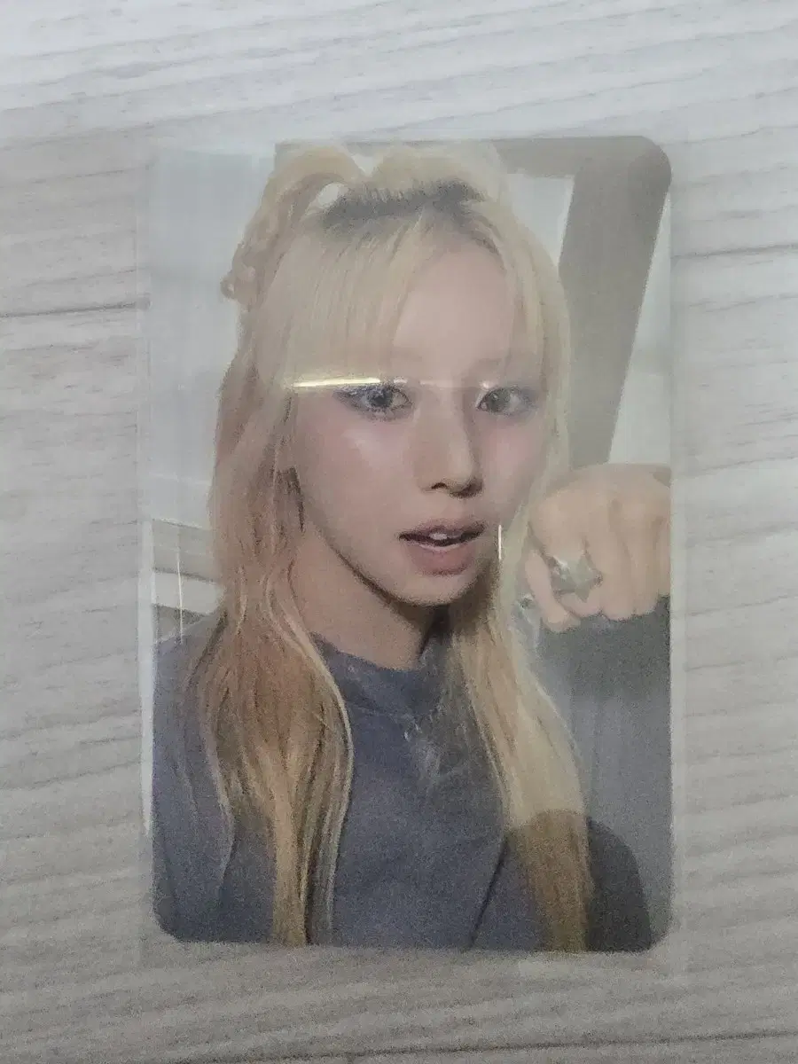 jiwoo, 3rd week, I'm selling the broadcast photocard.