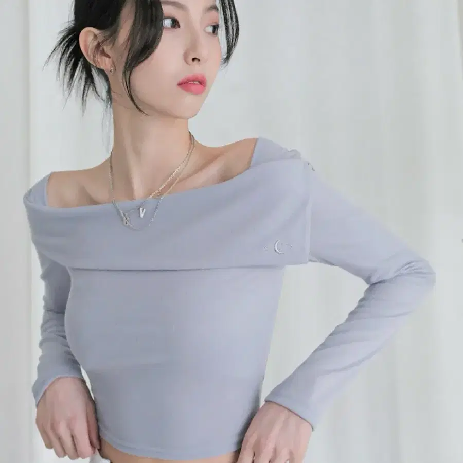 어반드레스 Beauty shoulder t-shirt SORA