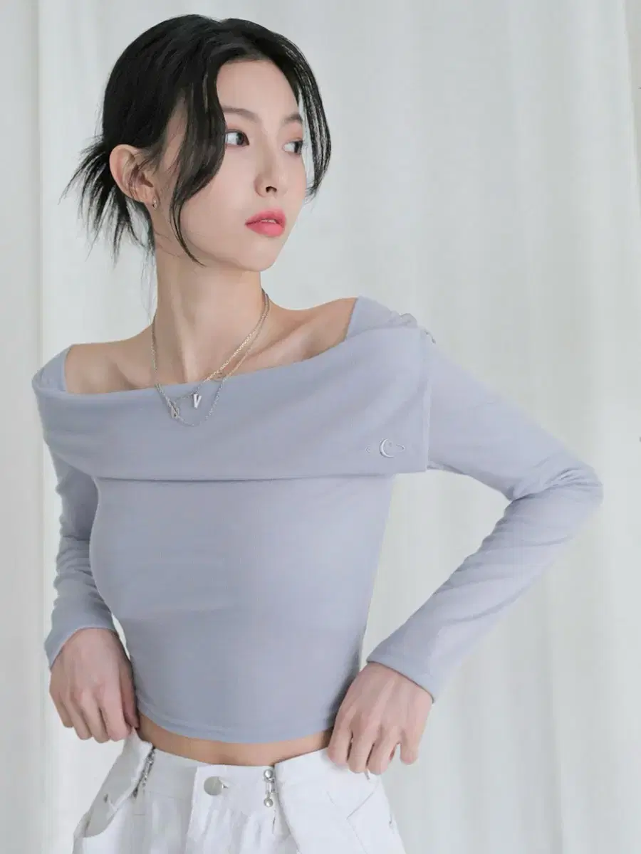 어반드레스 Beauty shoulder t-shirt SORA