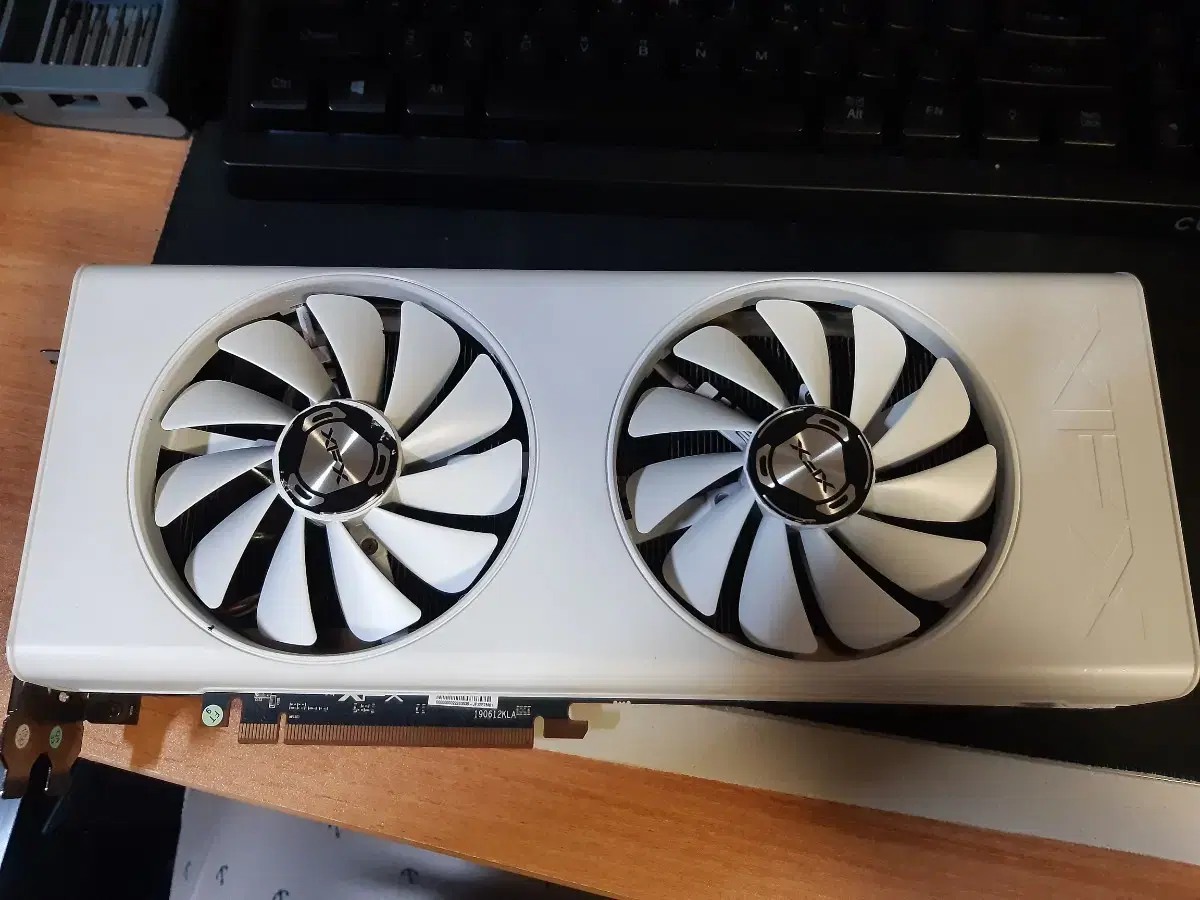 라데온 rx5700 8기가 화이트 도색