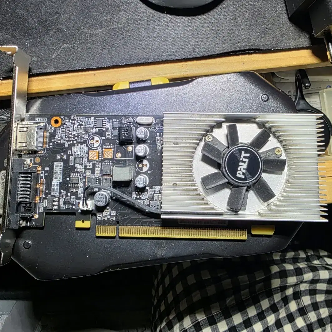 GT 1030 2기가 ddr5 글픽카드 판매합니다.