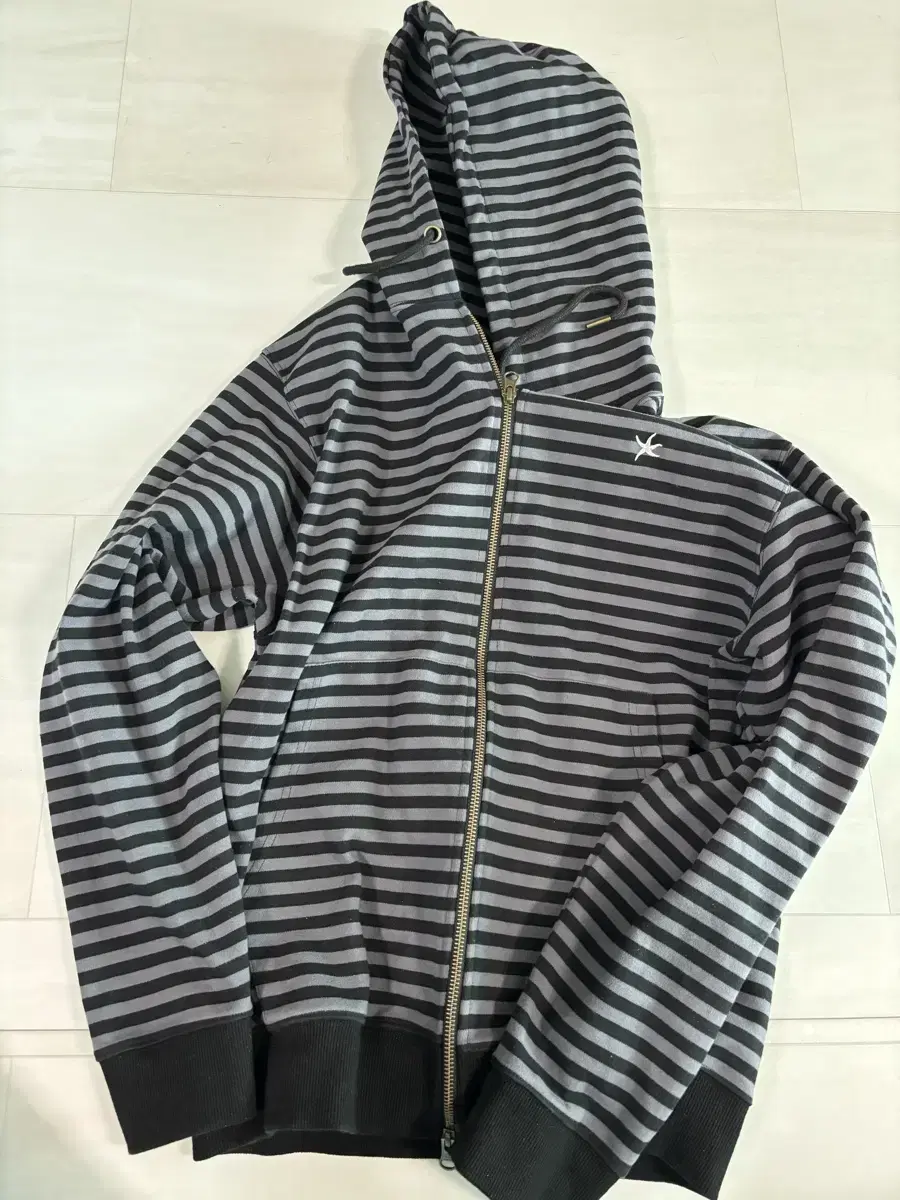 더콜디스트모먼트 TCM stripe hooded zip-up