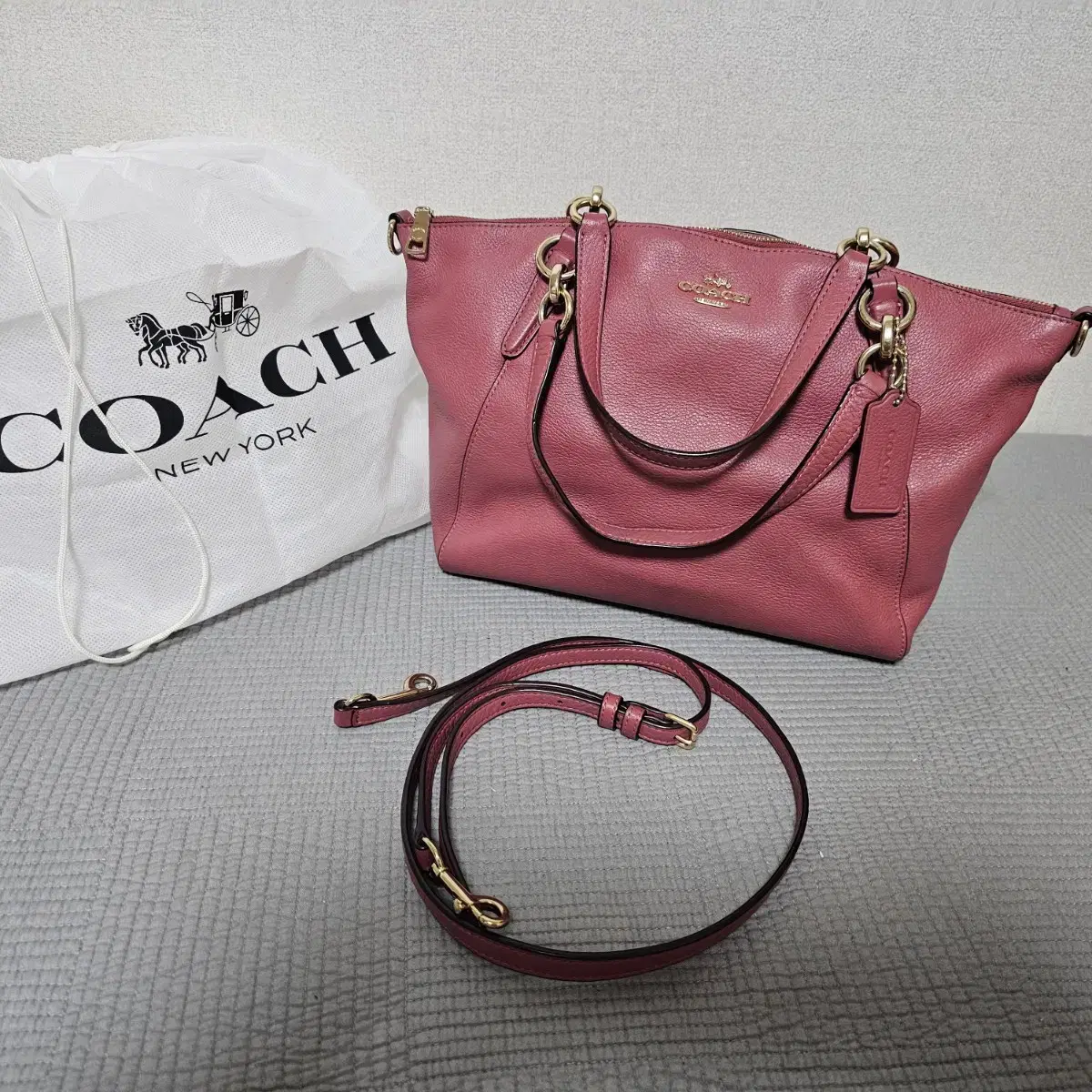 COACH(코치) 스몰 숄더백(거의새거)