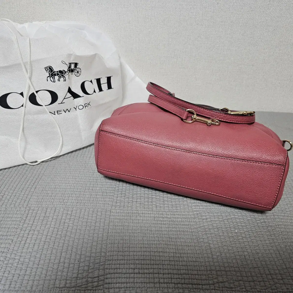 COACH(코치) 스몰 숄더백(거의새거)