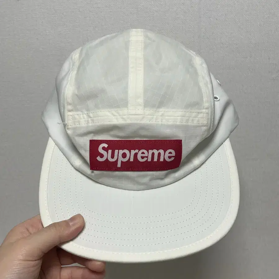 독일 베를린 슈프림 구매 화이트 스냅백 supreme