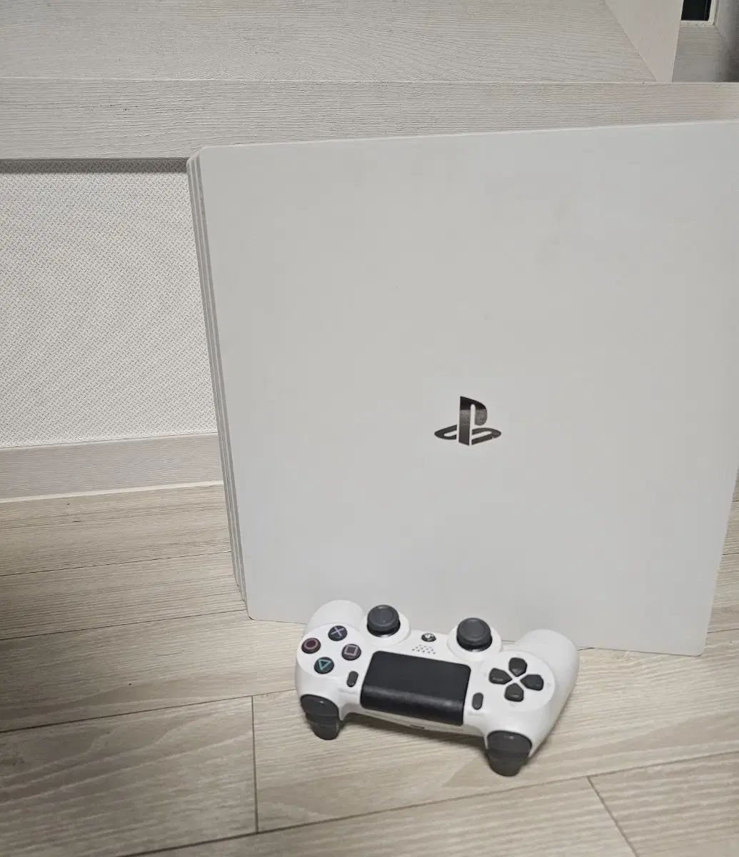 군대간 형꺼 PS4 pro 500G 판매합니다.