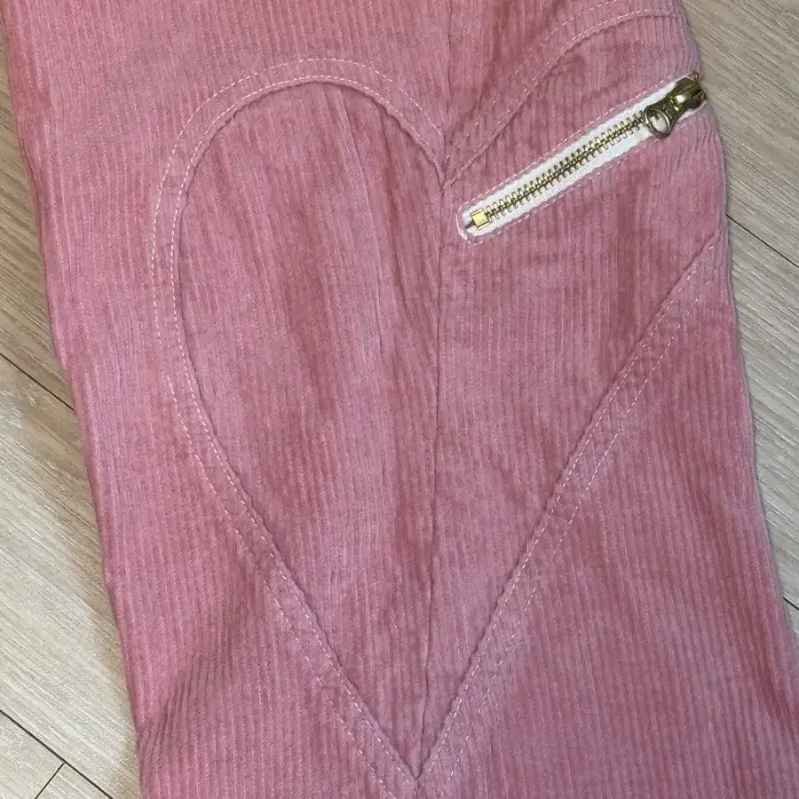 더뮤지엄비지터 TWISTED HEART ZIPPER CORDUROY 바지