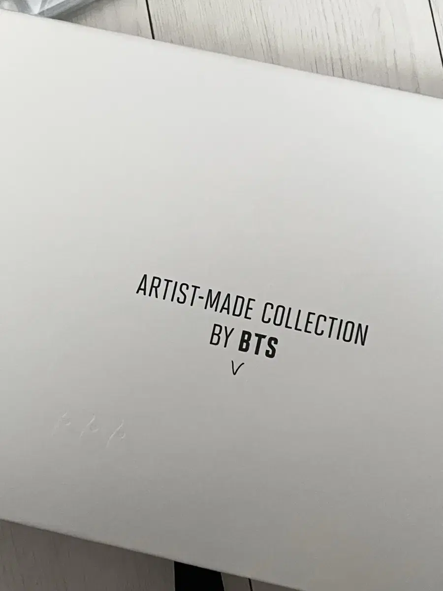 방탄소년단 artist made collection 뷔 뱃지 판매해요