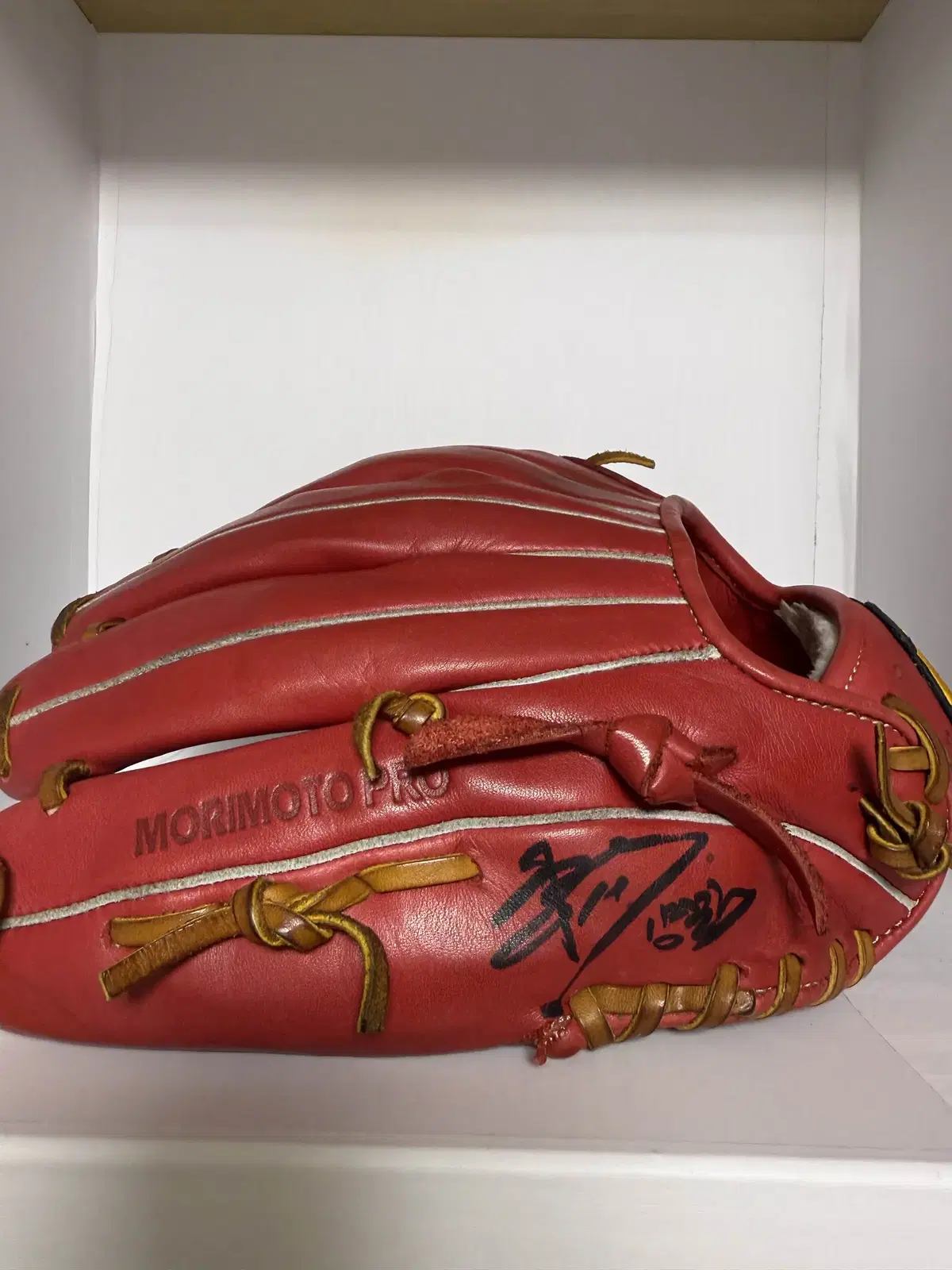 Morimoto Infielder Glove (Junhyuk Yang's Autographed) + Junhyuk Yang's Signed Ball