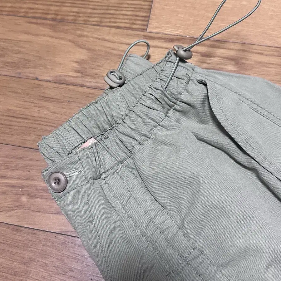 애즈이프캘리 SHIRRING PARACHUTE PANTS KHAKI