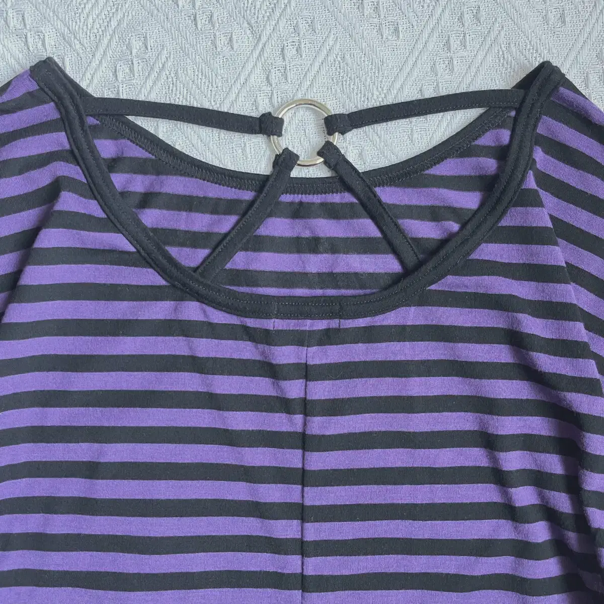 ring-detail striped t