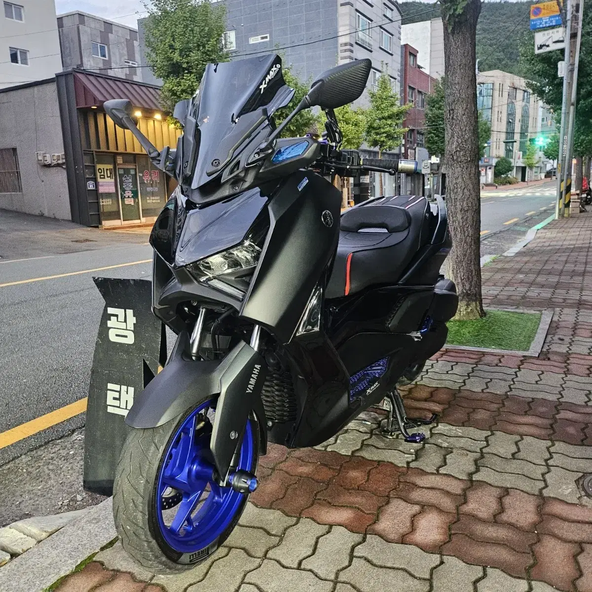 xmax300 24년식 멧블랙 팝니다.