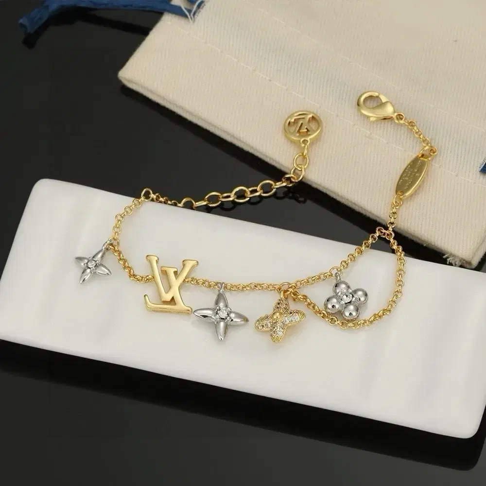 루이비통 LOUIS VUITTON LV 레터링 골드 패션 여성 팔찌